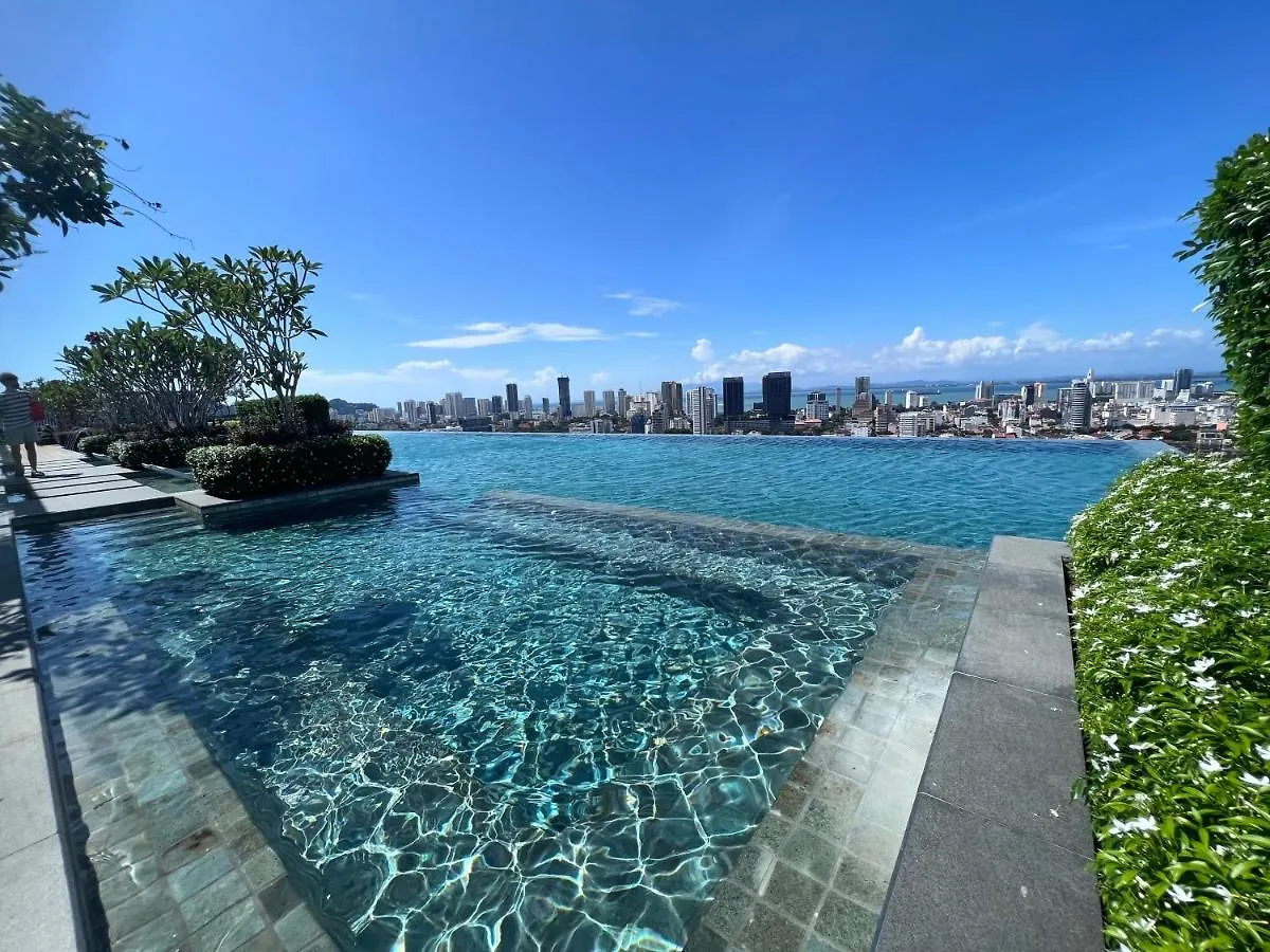 アパート Luxury & Glamorous Suite#Georgetown#Infinitypool# 2 Bedroom Living Room With Double Bed マレーシア
